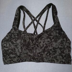 •Lululemon sports bra 
•Green/Black tone
• Size 10
